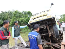 ambrolnya jembatan di Desa Pandawan
